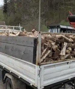 naložené auto měkkým dřevem
