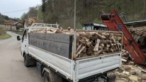 naložené auto měkkým dřevem